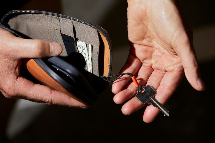 Bellroy All-Conditions Phone Pocket – Karta, hotovost a klíč spolu