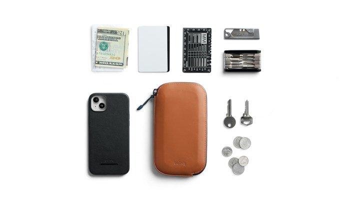Bellroy All-Conditions Phone Pocket – příklad uložených věcí