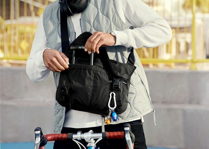 Bellroy Cinch Messenger – Boční přezky otevřou hlavní prostor