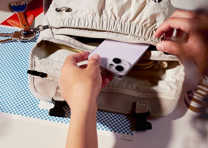 Bellroy Cinch Mini Messenger – Klopa otevře přehledný prostor