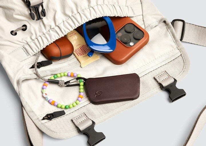 Bellroy Cinch Mini Messenger – Kování a zipy s jasnou funkcí