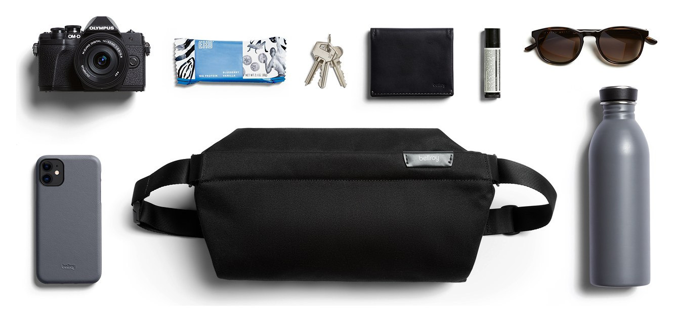 Bellroy Sling – přehled rozloženého obsahu