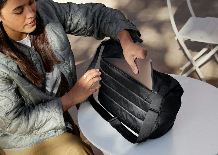 Bellroy Laneway Crescent Bag 12 – Menší notebook v zadní kapse