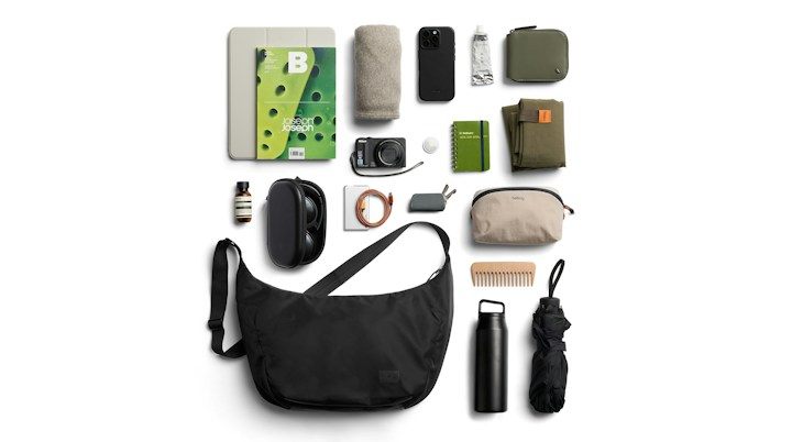Bellroy Laneway Crescent Bag 12 – příklad uložených věcí