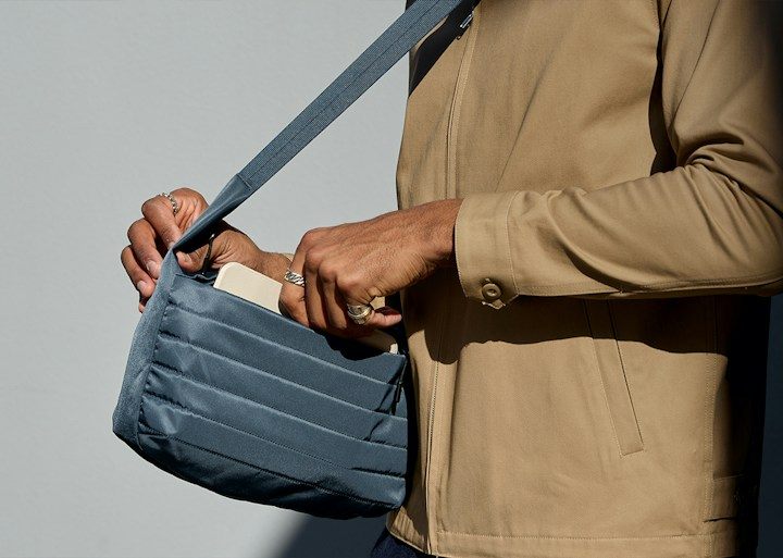 Bellroy Laneway Crescent Bag 7 – Tablet nebo čtečka blízko těla