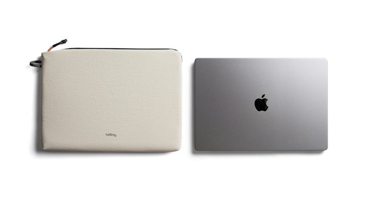 Bellroy Lite Laptop Sleeve 14 – příklad uložených věcí