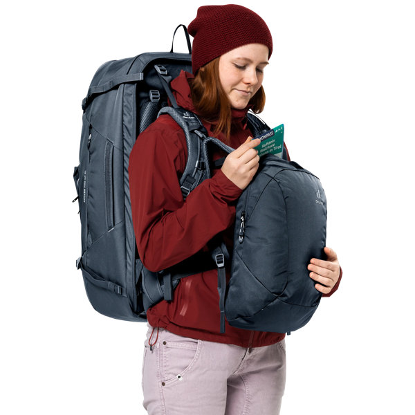 Deuter Access Pro 60 SL – Připnutí denního batohu vpředu