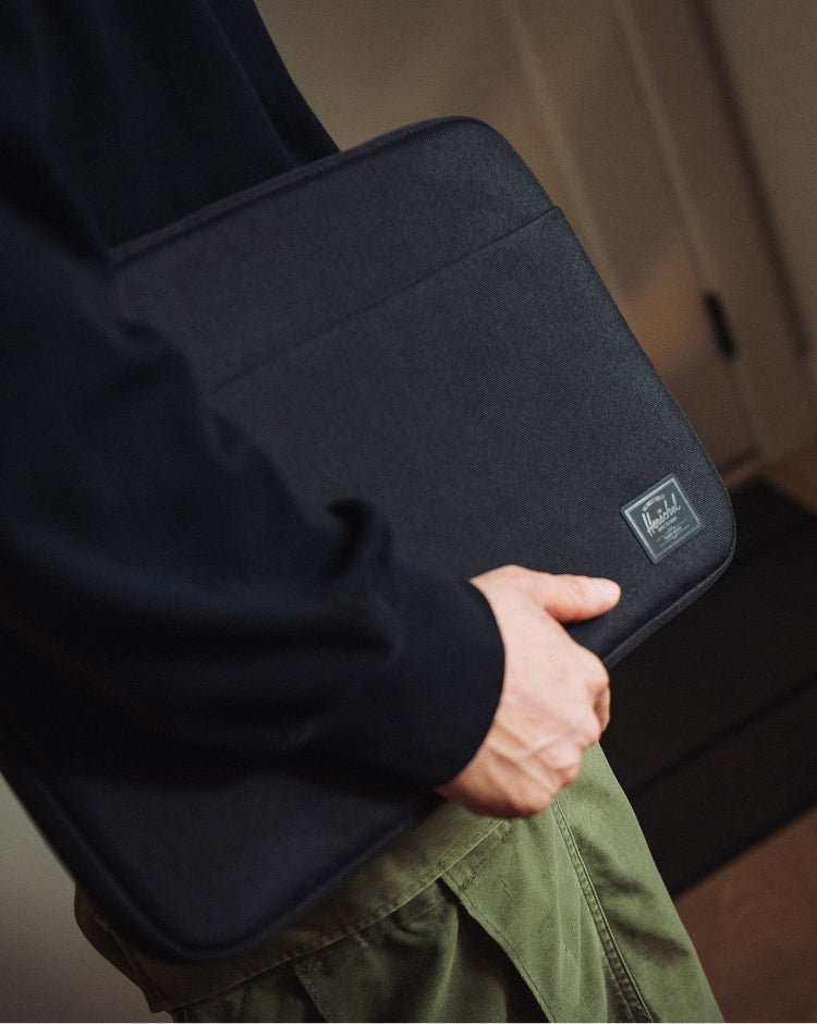Herschel Denman Sleeve 15–16″ Tech – fotografie modelu