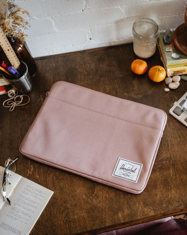 Herschel Anchor Sleeve 15–16″ – fotografie modelu