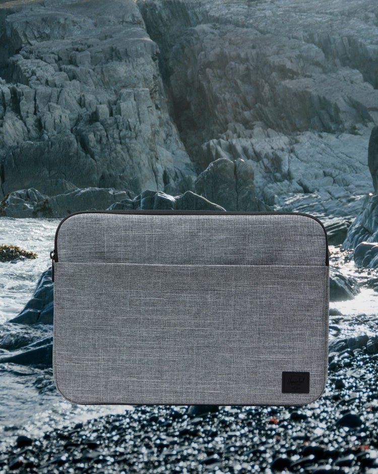 Herschel Denman Sleeve 15–16″ Tech – fotografie modelu