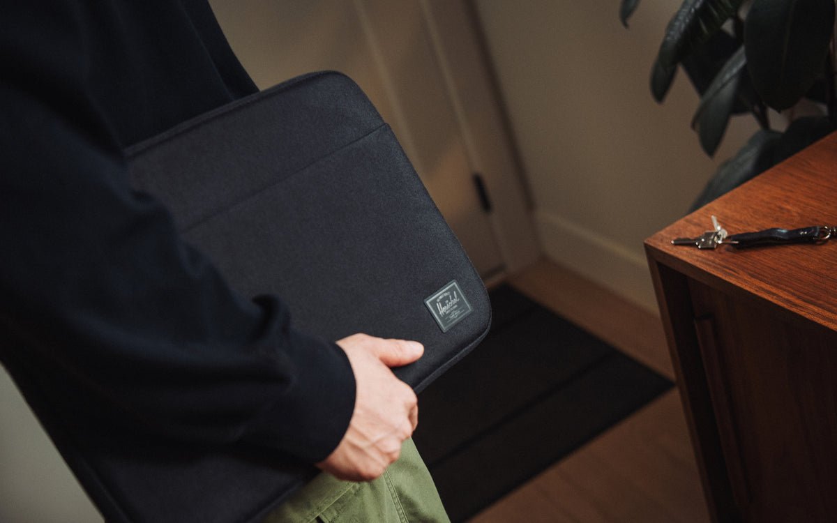 Herschel Denman Sleeve 15–16″ Tech – pohled 2