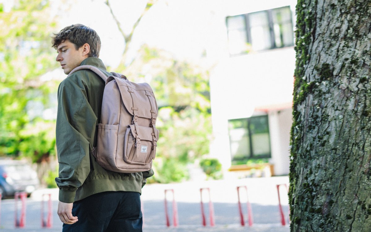 Herschel Little America Mid-Volume – pohled 2