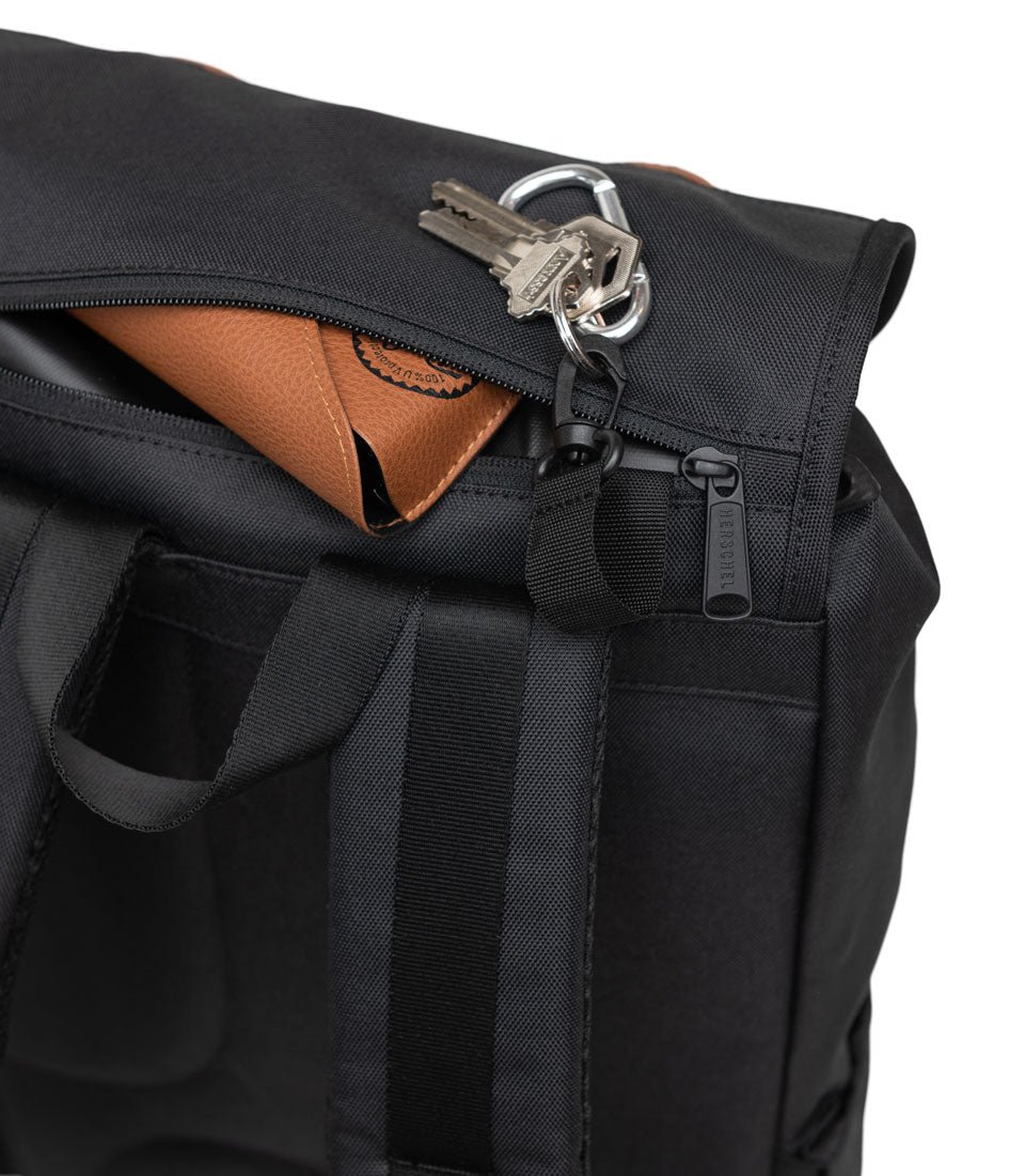 Herschel Little America Mid-Volume – Cesta dovnitř vede i z boku