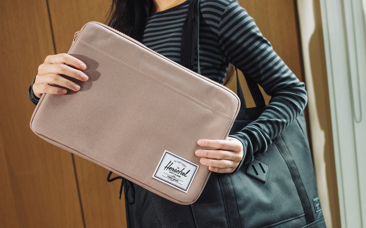 Herschel Anchor Sleeve 14″ – fotografie modelu