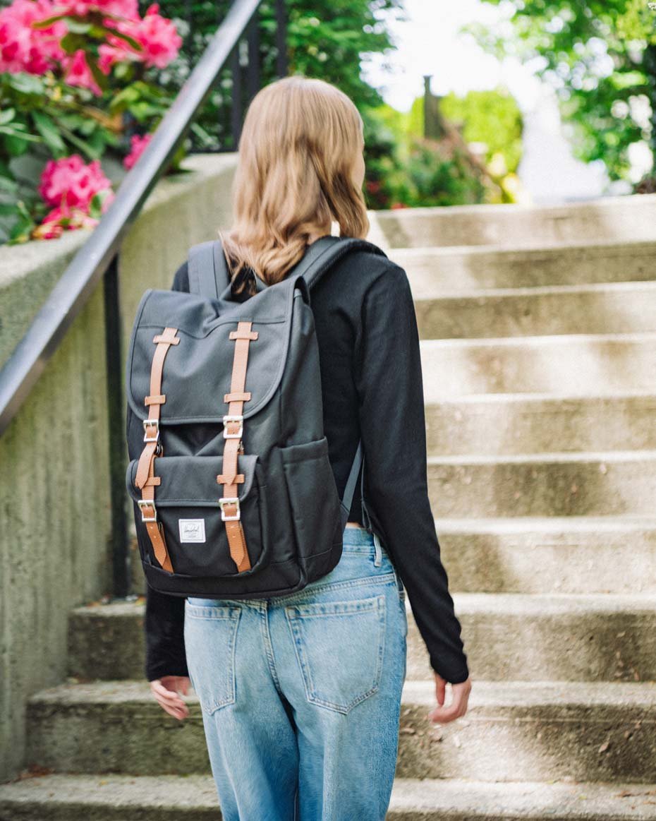 Herschel Little America Mid-Volume – fotografie modelu
