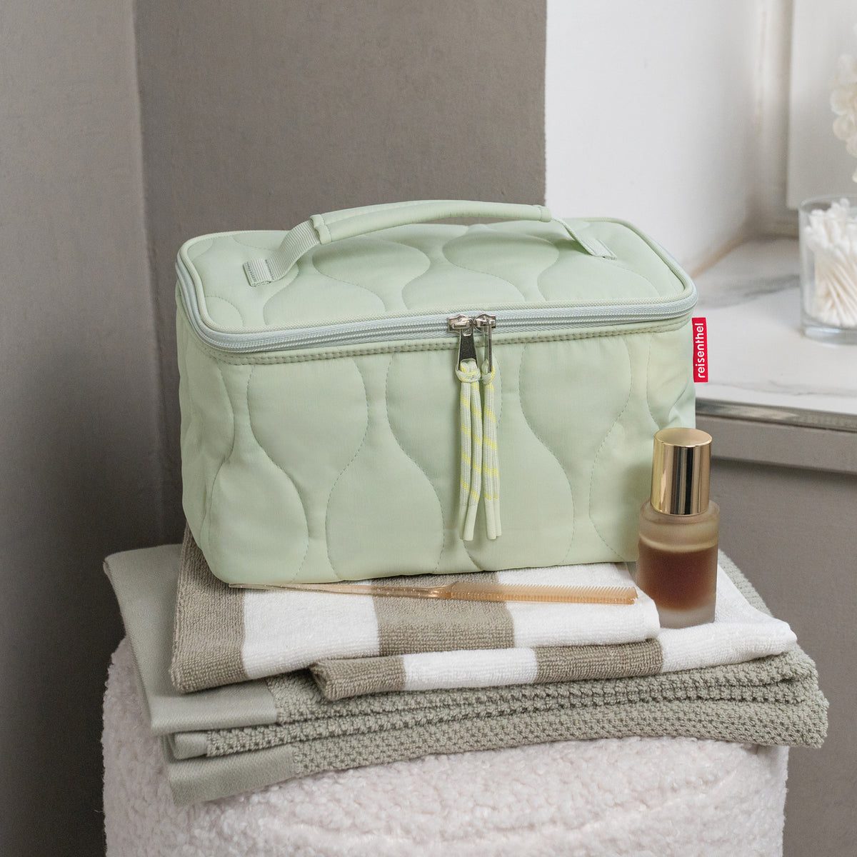Reisenthel Cosmetic Case Puffer Iced Matcha – lifestyle fotografie