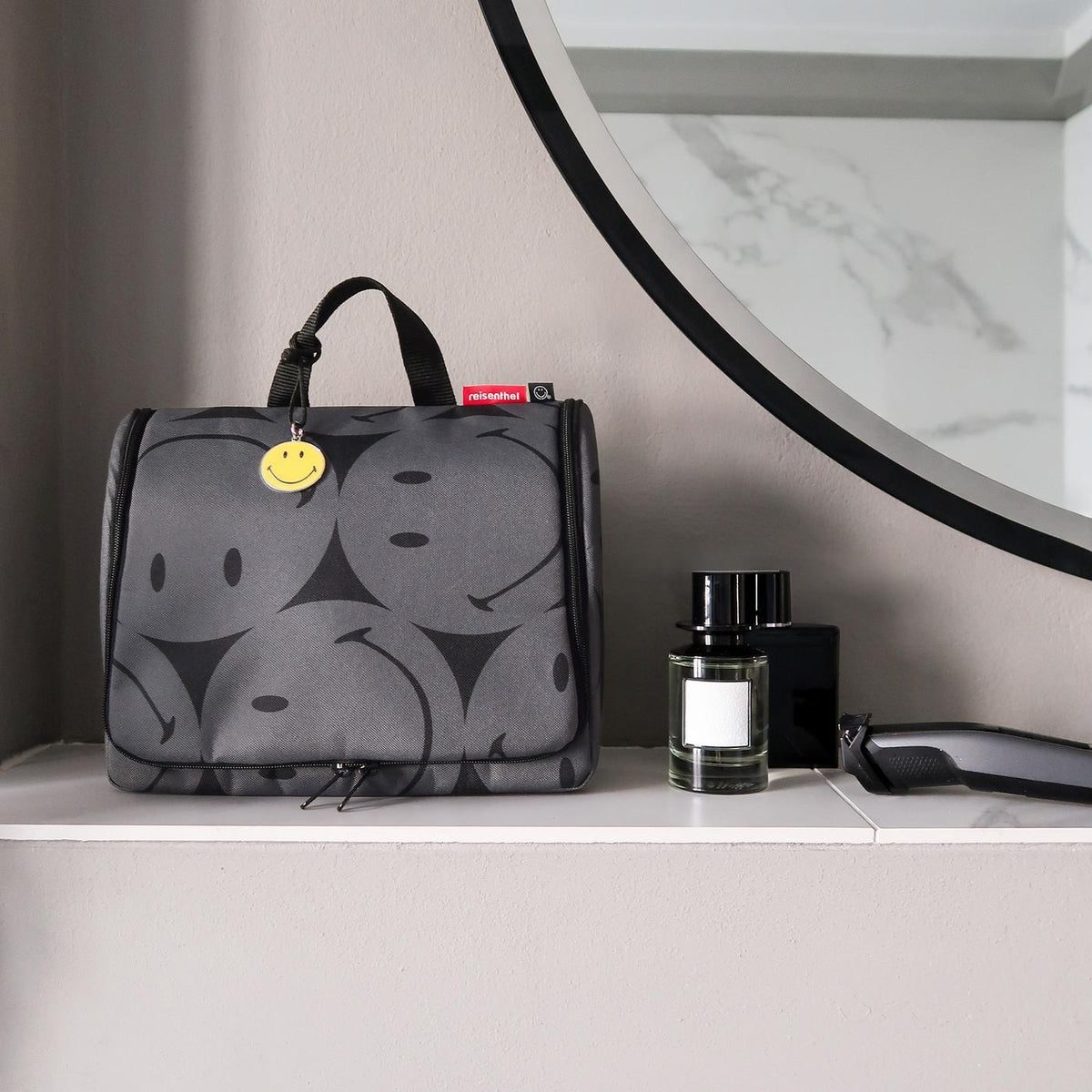 Reisenthel Toiletbag XL Smiley grey – lifestyle fotografie