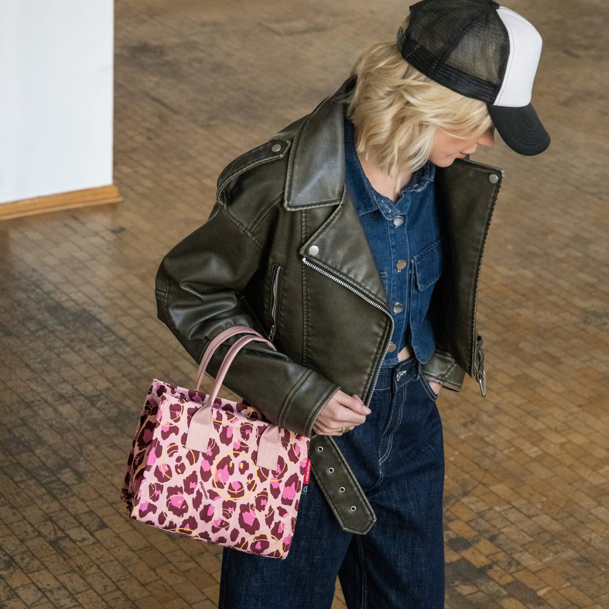 Reisenthel Daily Shopper XS Smiley Leo Blush – lifestyle fotografie