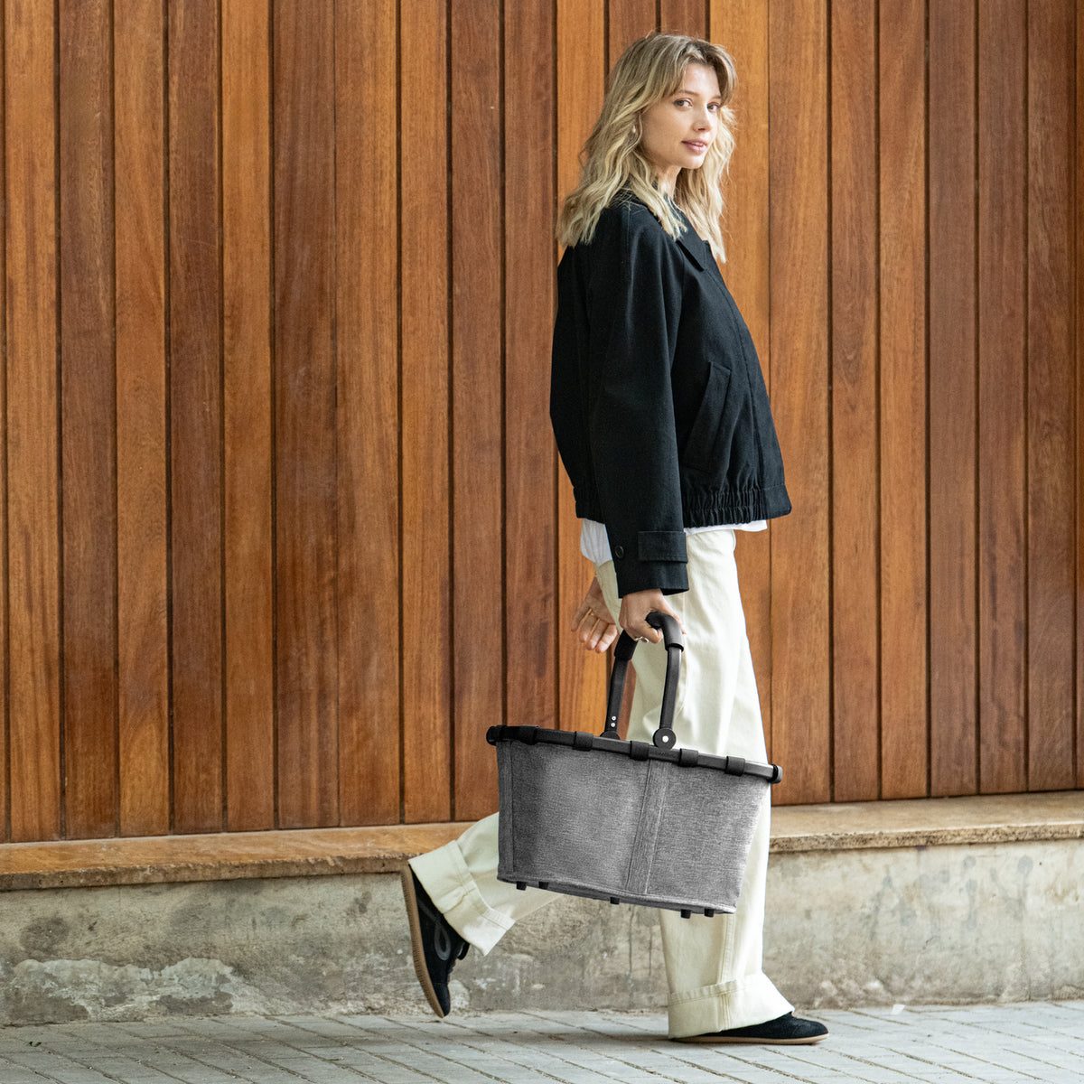 Reisenthel Carrybag Twist Silver – lifestyle fotografie