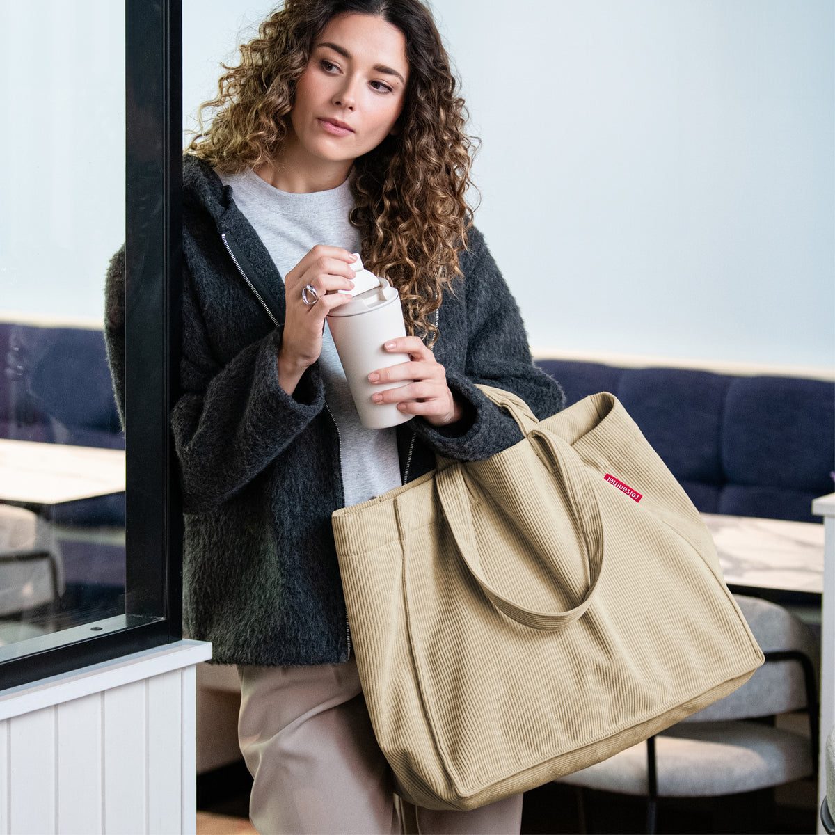 Reisenthel Softshopper Cord Sand – lifestyle fotografie