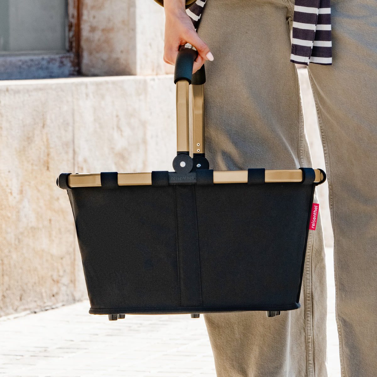 Reisenthel CarryBag Frame gold/black – lifestyle fotografie