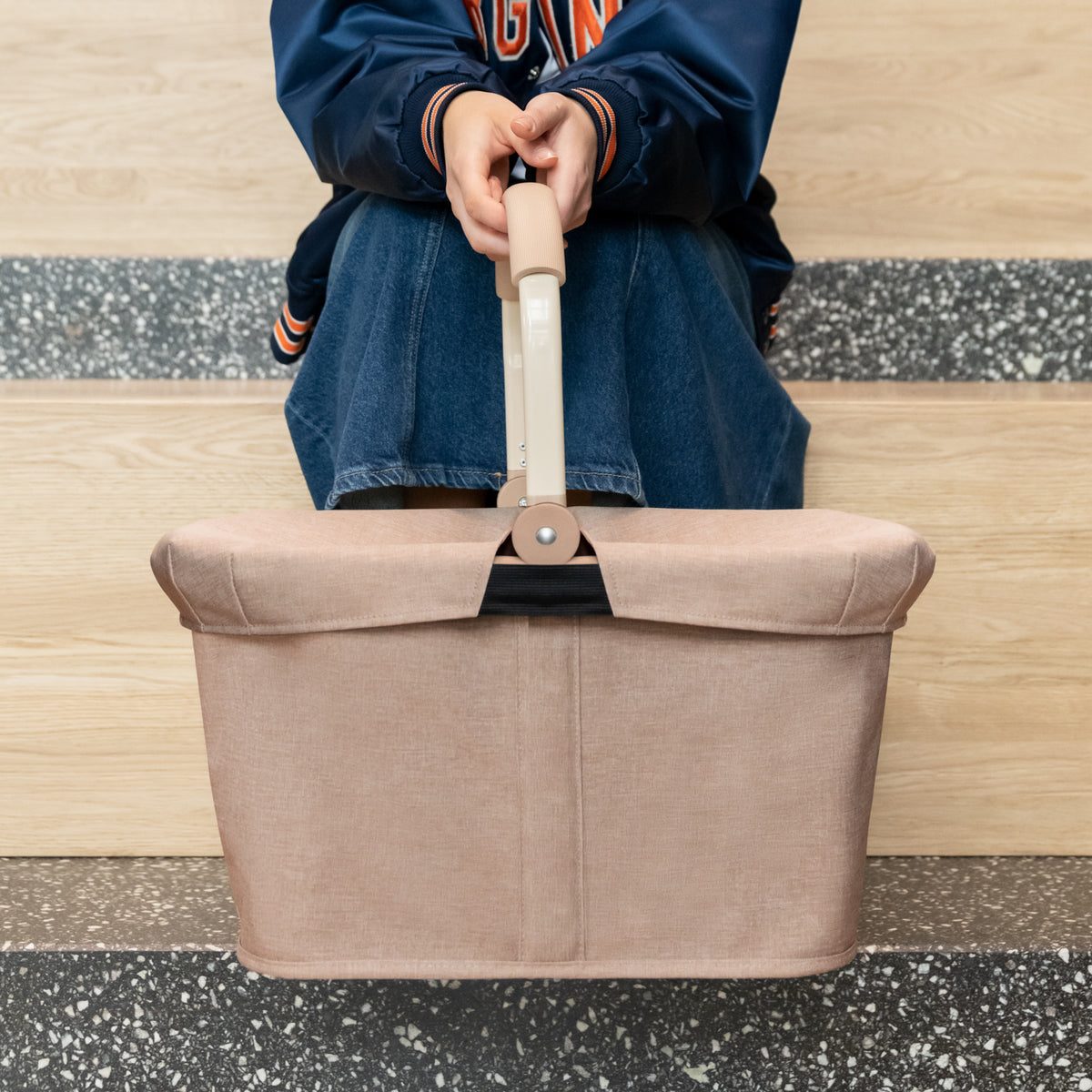 Reisenthel Carrybag Cover Twist coffee – lifestyle fotografie