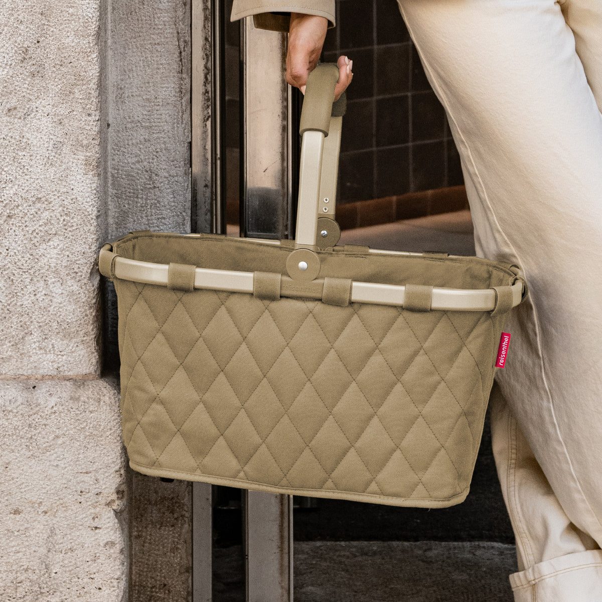 Reisenthel Carrybag Frame Rhombus Olive – lifestyle fotografie