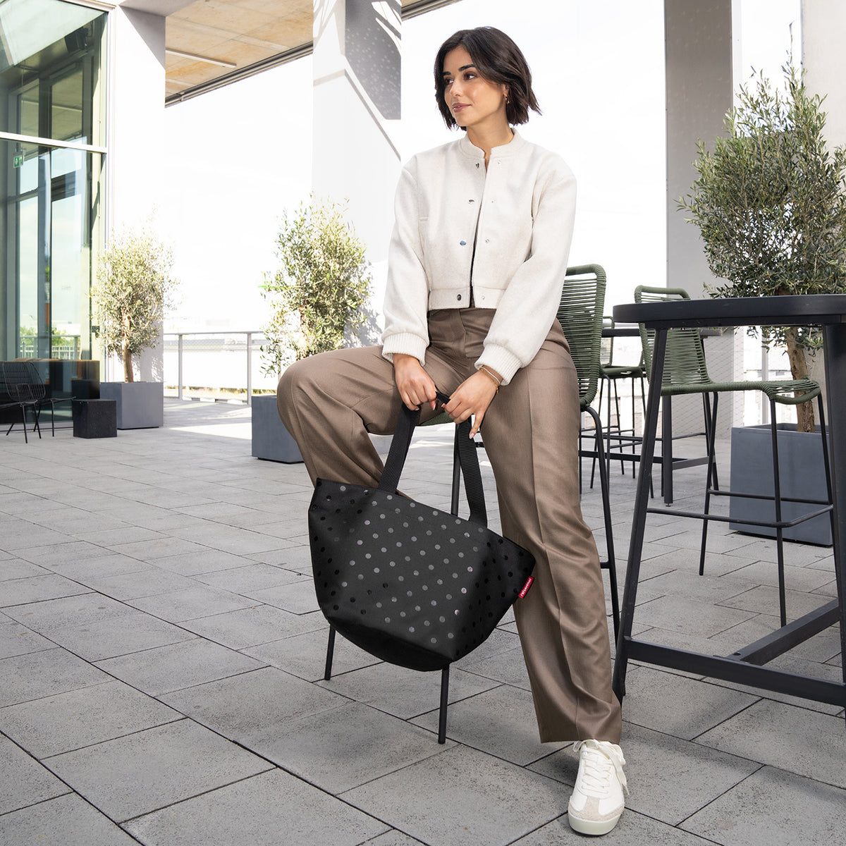 Reisenthel Shopper M Glossy dots black – lifestyle fotografie