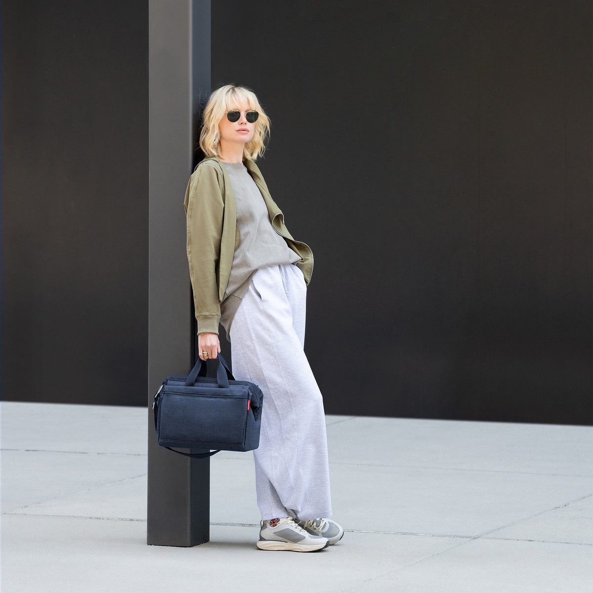 Reisenthel Allrounder S Pocket Twist navy – lifestyle fotografie