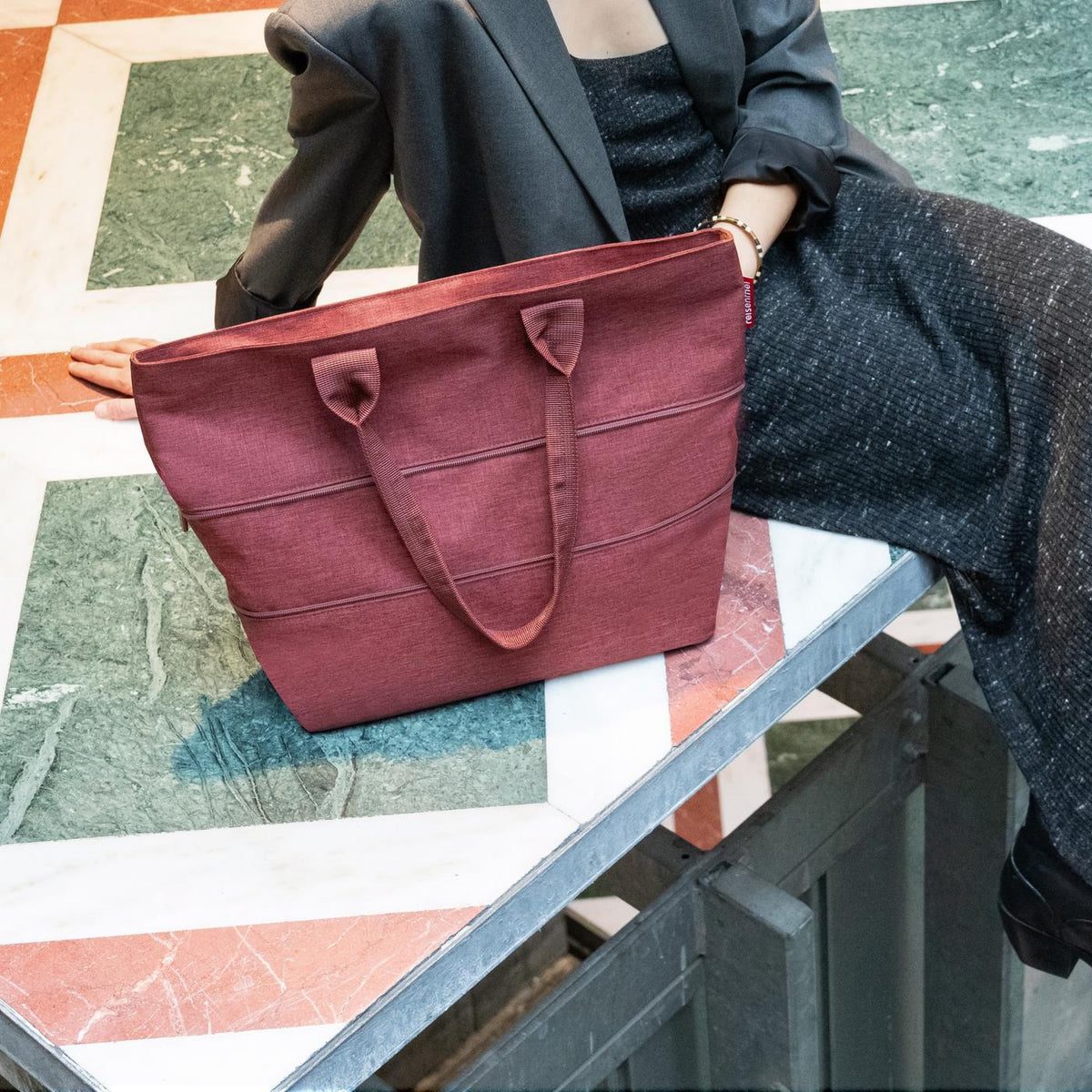 Reisenthel Shopper E1 Twist maroon – lifestyle fotografie