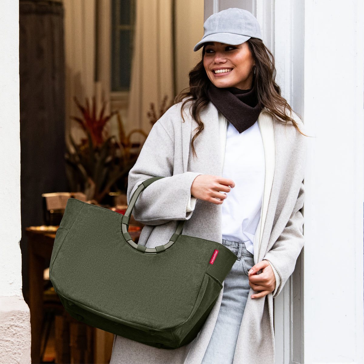 Reisenthel Loopshopper L Cord dark matcha – lifestyle fotografie
