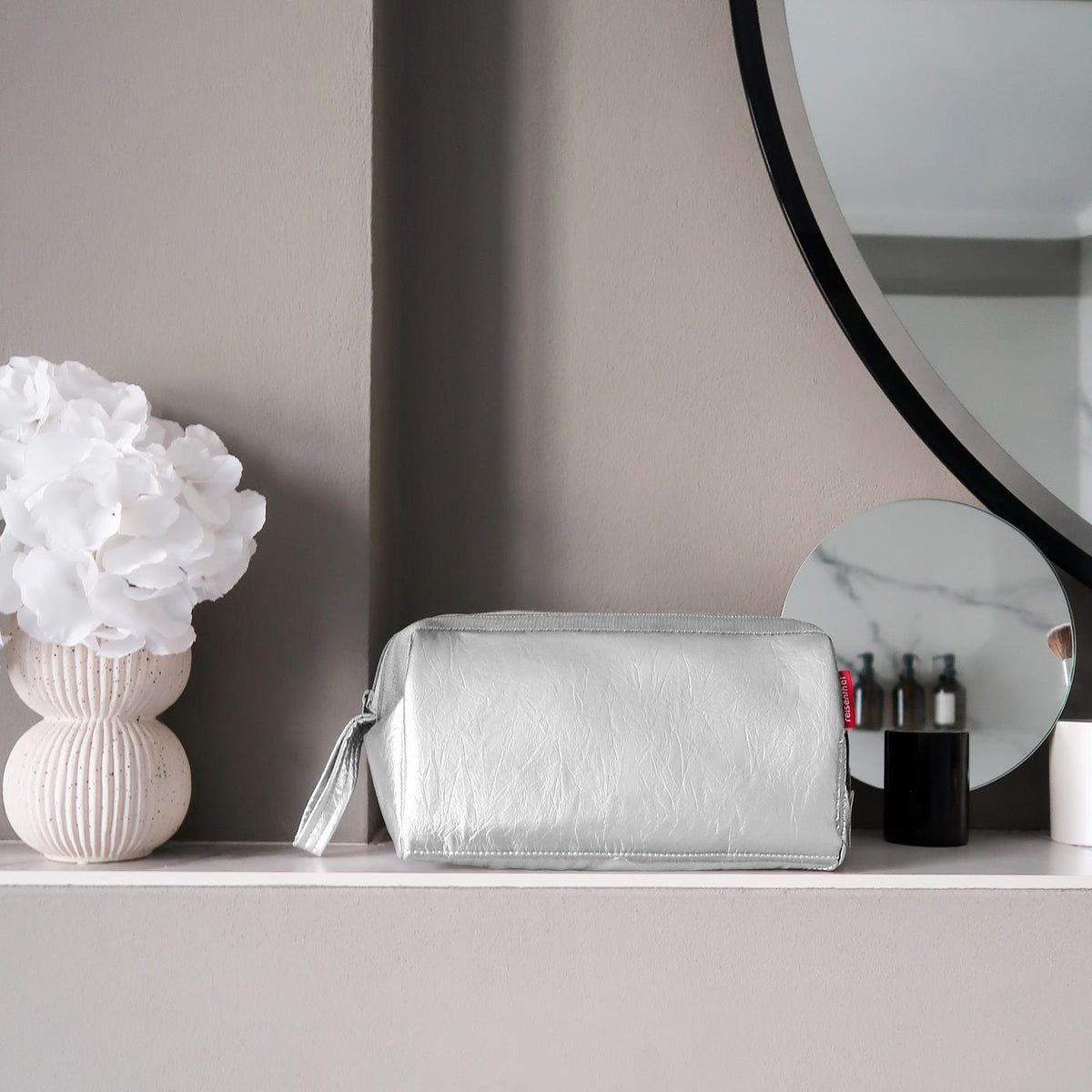 Reisenthel Travelcosmetic Silver crackle – lifestyle fotografie