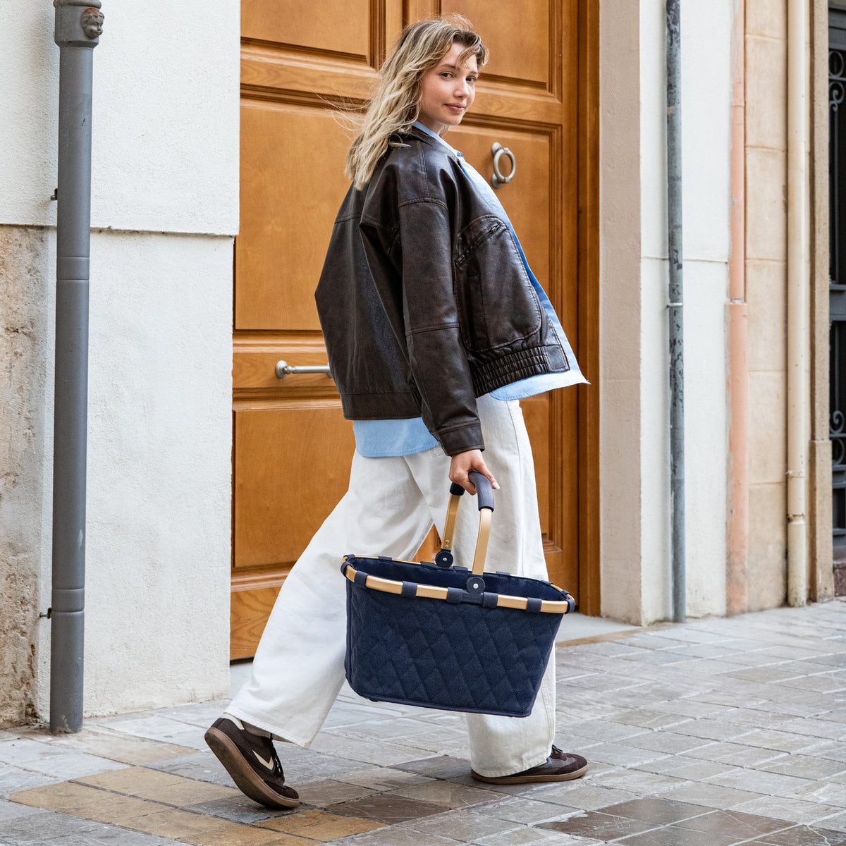 Reisenthel Carrybag Frame Rhombus Midnight Gold – lifestyle fotografie