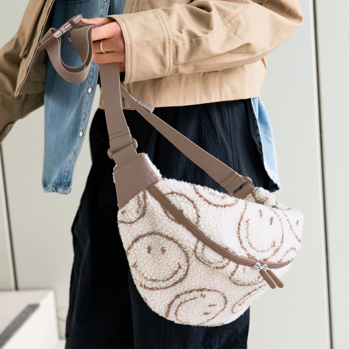 Reisenthel City Beltbag Smiley Teddy Chocolate – lifestyle fotografie