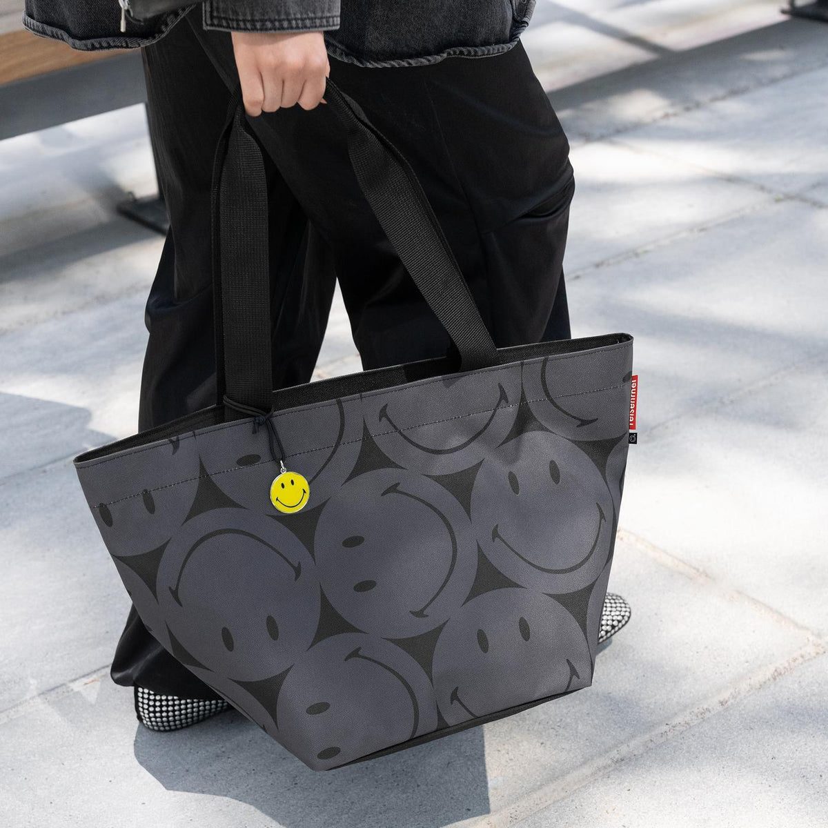Reisenthel Shopper M Smiley grey – lifestyle fotografie