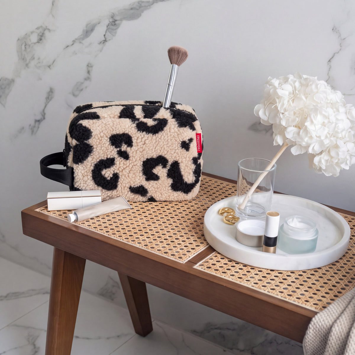 Reisenthel Cosmeticpouch M Teddy Leo Cream – lifestyle fotografie