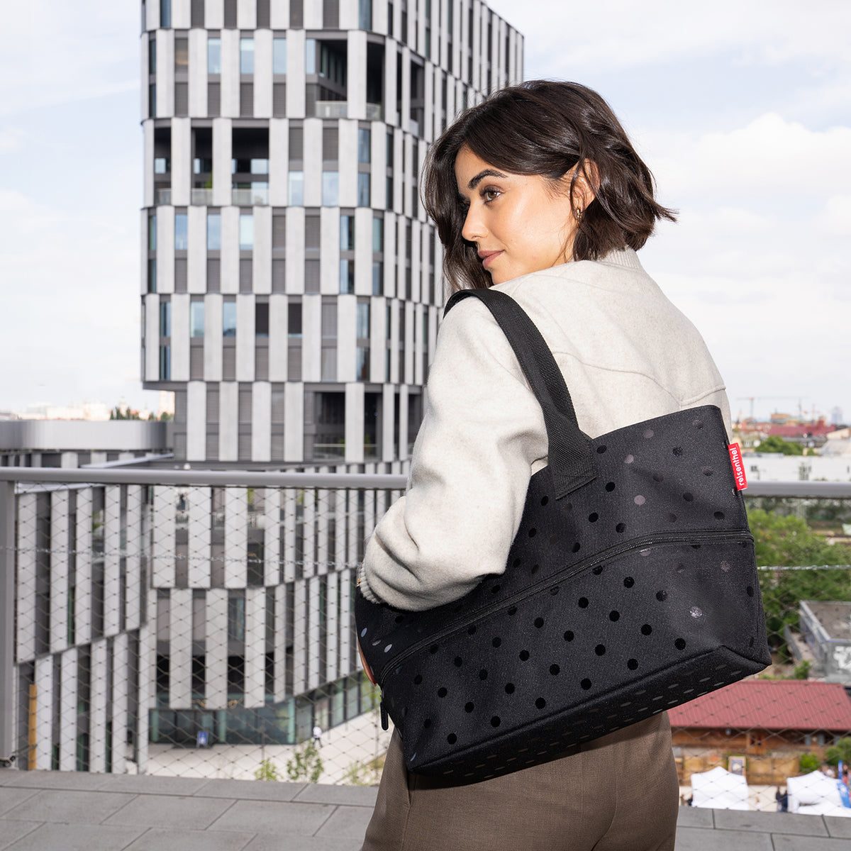 Reisenthel Shopper E1 Glossy dots black – lifestyle fotografie