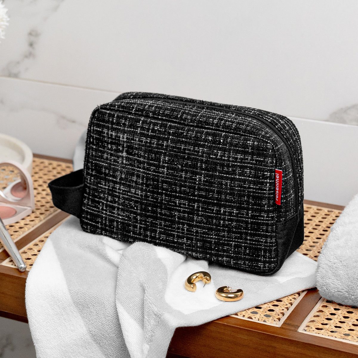 Reisenthel Cosmeticpouch M Boucle Black – lifestyle fotografie