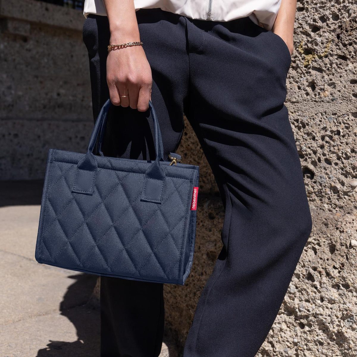Reisenthel Daily Shopper XS Rhombus Midnight Gold – lifestyle fotografie