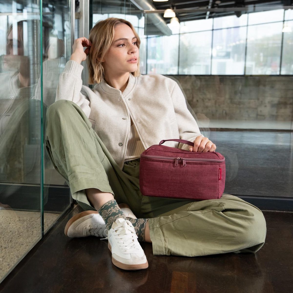 Reisenthel Beautycase Twist maroon – lifestyle fotografie