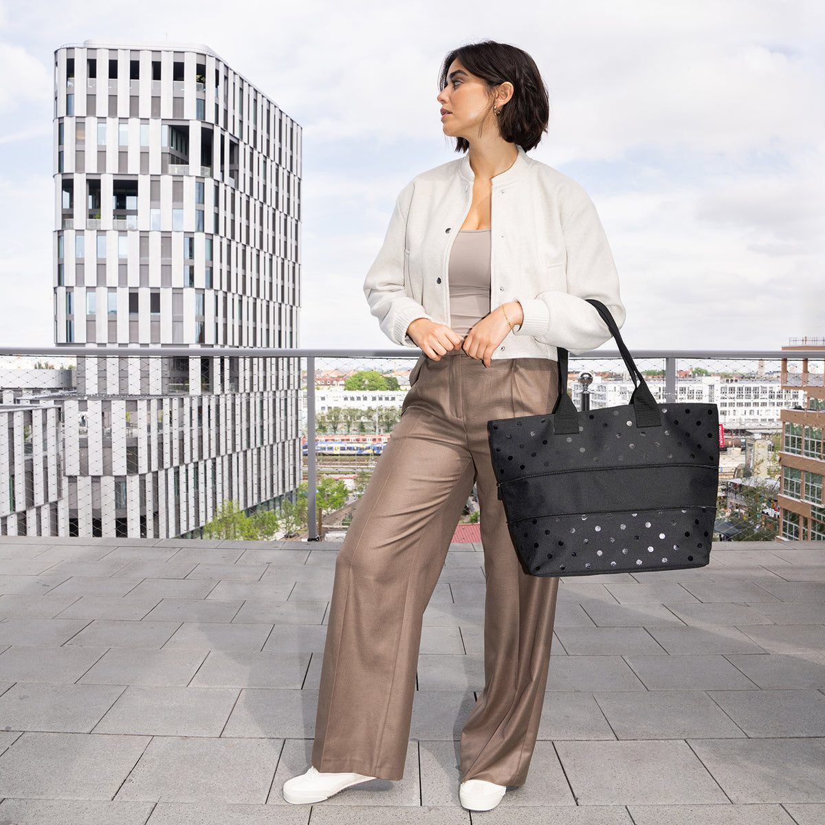 Reisenthel Shopper E1 Glossy dots black – lifestyle fotografie
