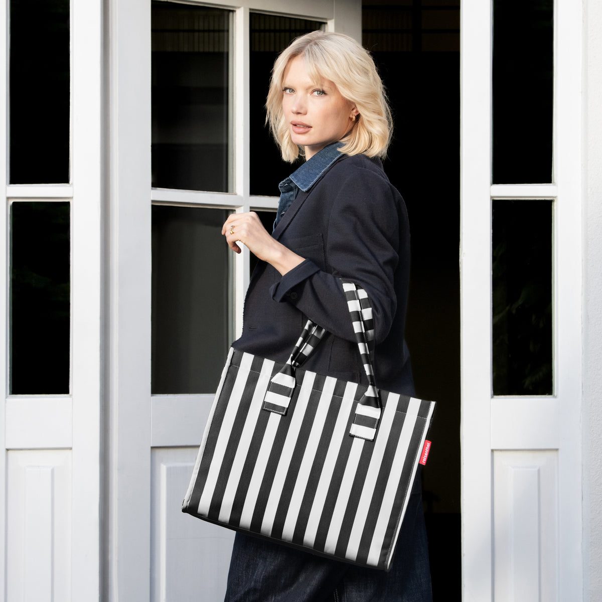 Reisenthel Daily Shopper Summerstripes Black – lifestyle fotografie
