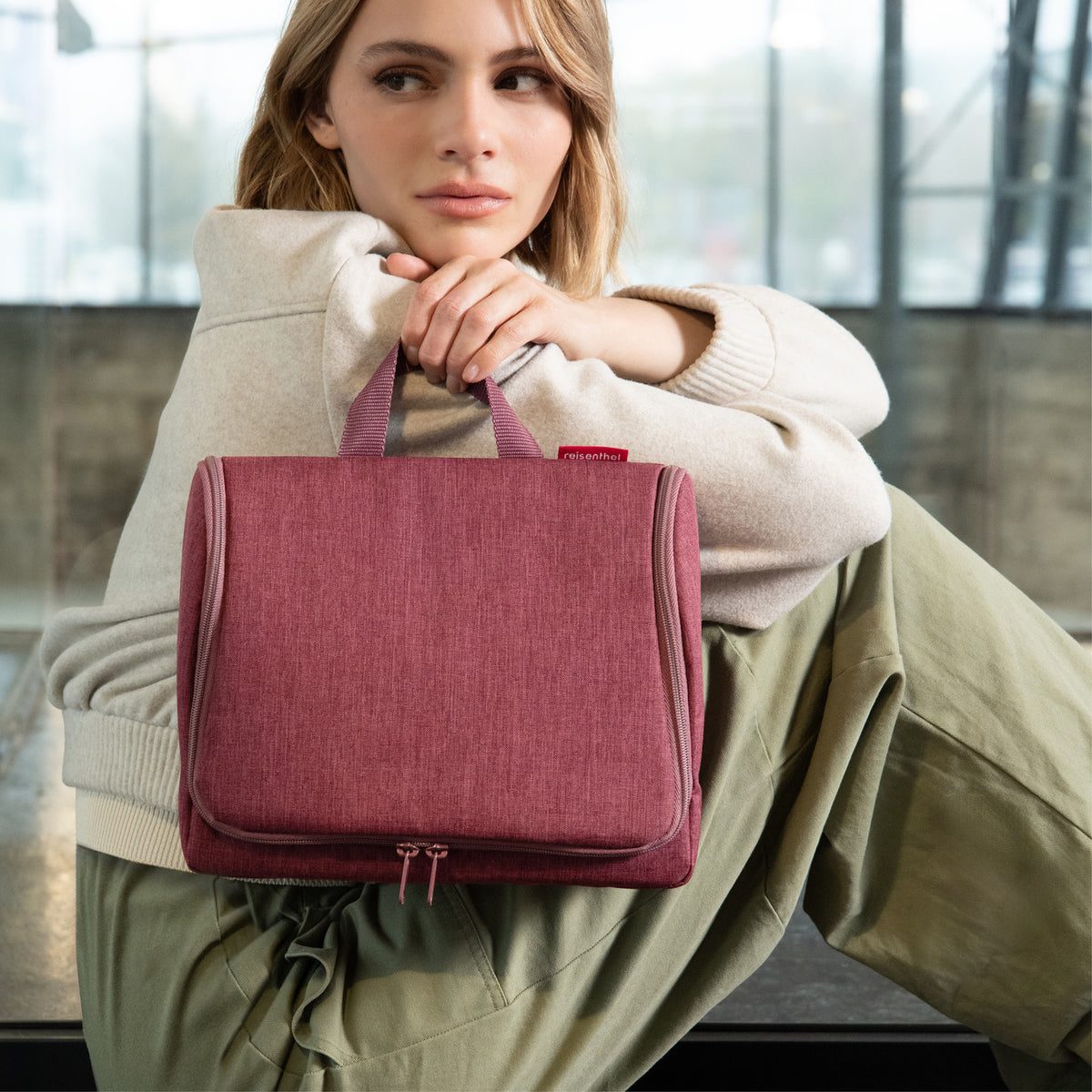 Reisenthel Toiletbag XL Twist maroon – lifestyle fotografie