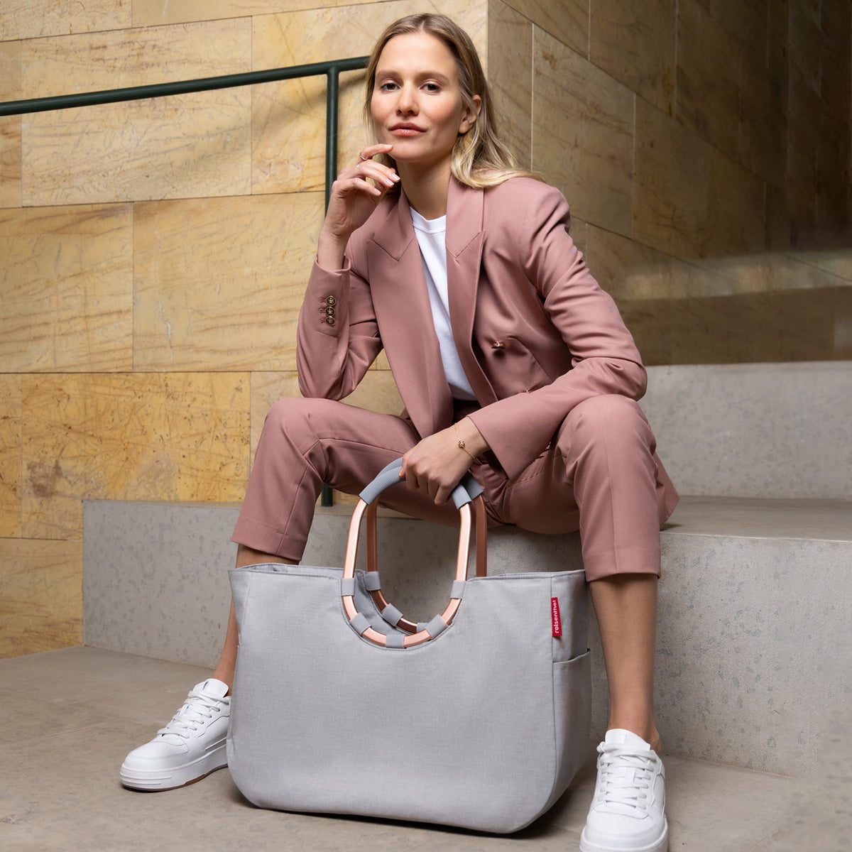 Reisenthel Loopshopper L Frame Twist Sky Rose – lifestyle fotografie