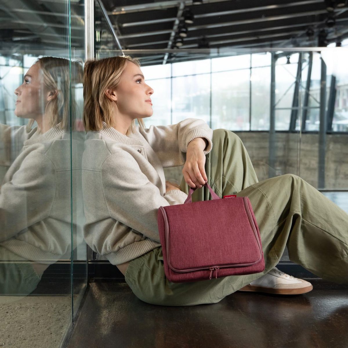 Reisenthel Toiletbag XL Twist maroon – lifestyle fotografie
