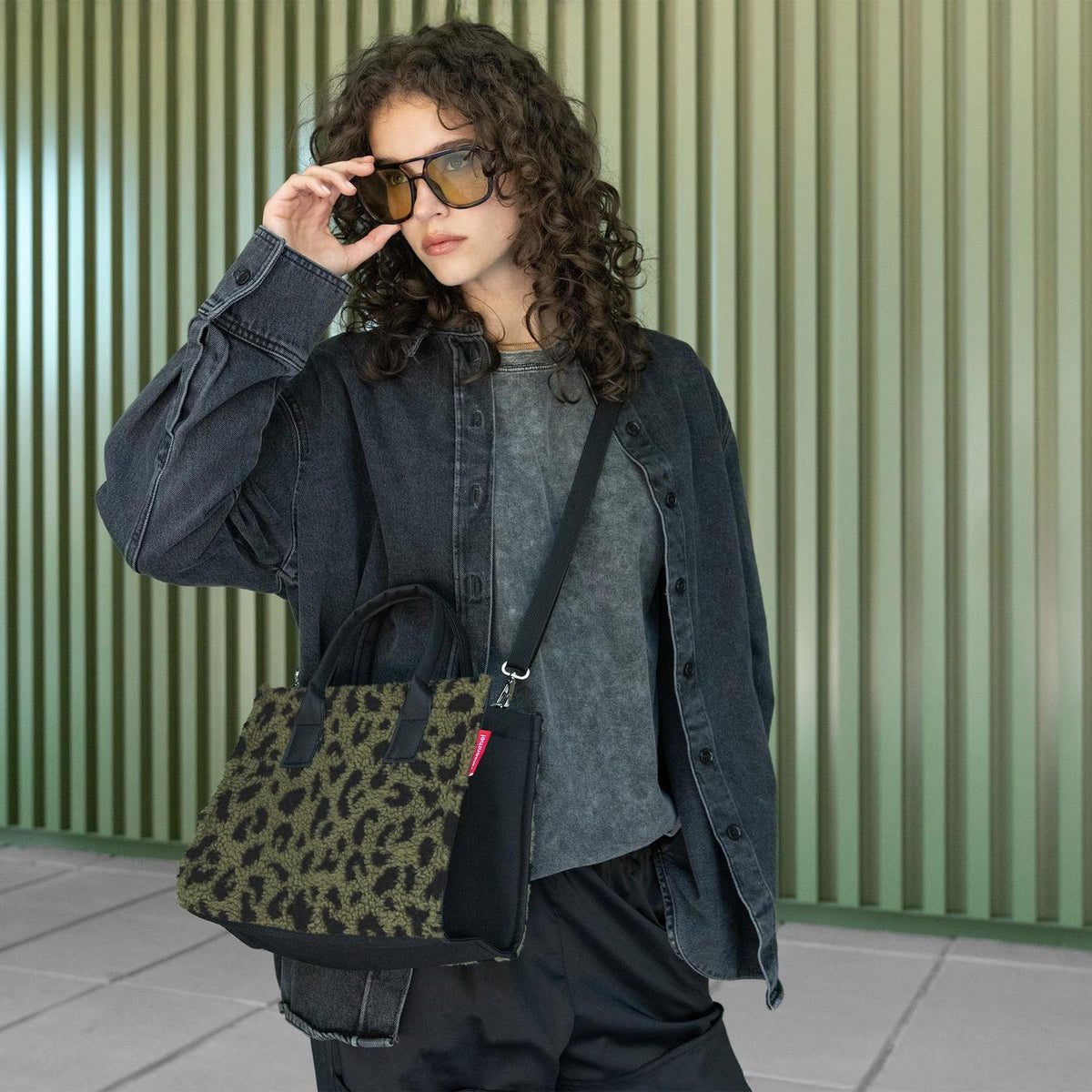 Reisenthel Daily Shopper XS Teddy Leo Olive – lifestyle fotografie