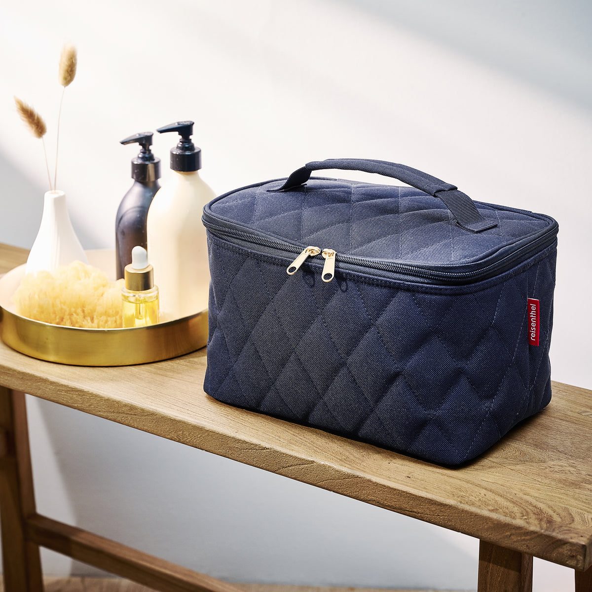 Reisenthel Cosmetic Case Rhombus Midnight Gold – lifestyle fotografie