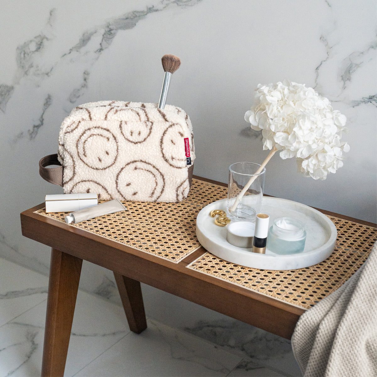 Reisenthel Cosmeticpouch M Smiley Teddy Chocolate – lifestyle fotografie