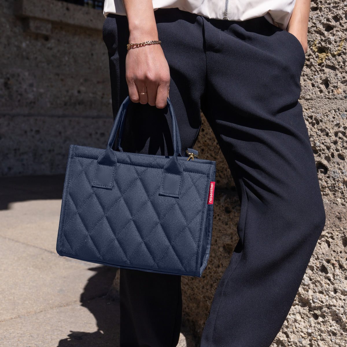 Reisenthel Daily Shopper XS Rhombus Midnight Gold – lifestyle fotografie