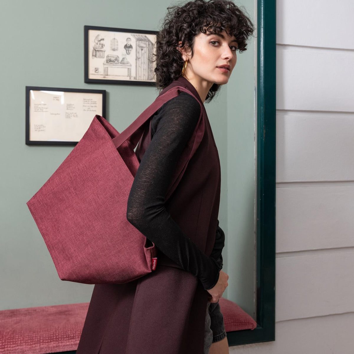 Reisenthel Shopper M Twist maroon – lifestyle fotografie